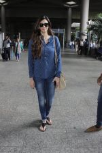 Karishma Tanna snapped at Mumbai airport on 17th July 2016